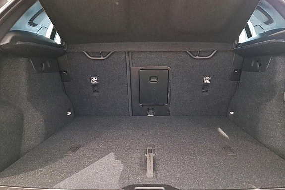 Volvo XC40 14 of 16