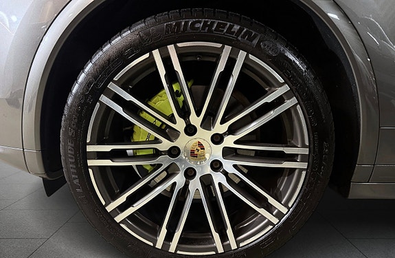 Porsche Cayenne S 9 of 27