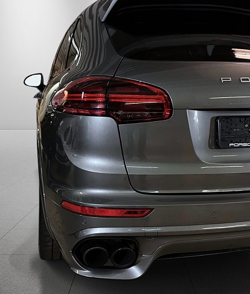 Porsche Cayenne S 10 of 27