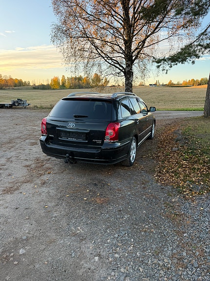 Toyota Avensis 4 of 16