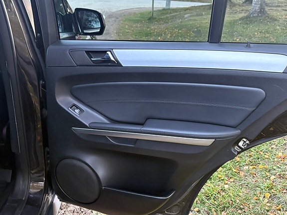 Mercedes-Benz ML350 25 of 30