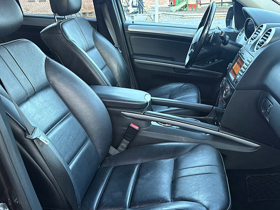 Mercedes-Benz ML350 23 of 30