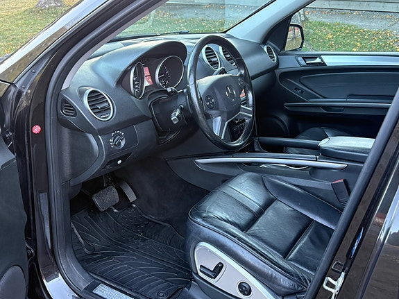 Mercedes-Benz ML350 8 of 30