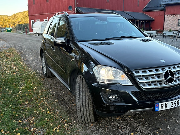 Mercedes-Benz ML350 2 of 30