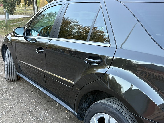 Mercedes-Benz ML350 5 of 30