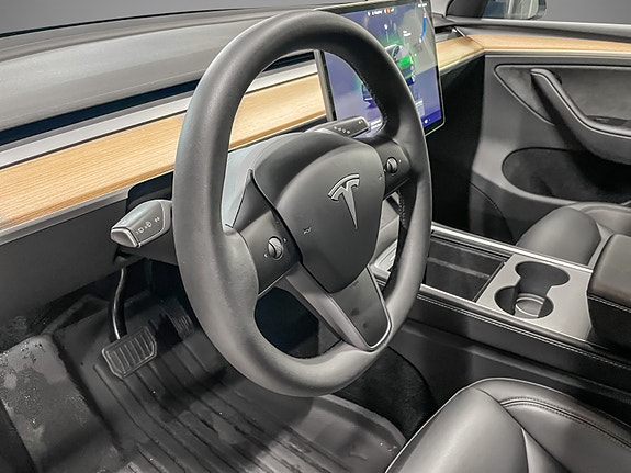Tesla Model Y 9 of 27