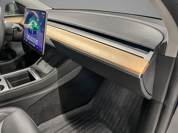Tesla Model Y 18 of 27