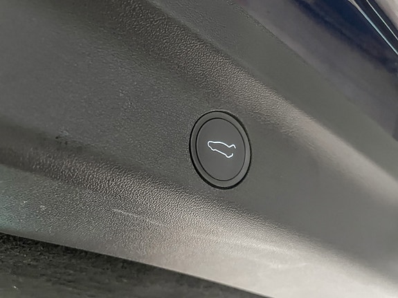 Tesla Model Y 24 of 27
