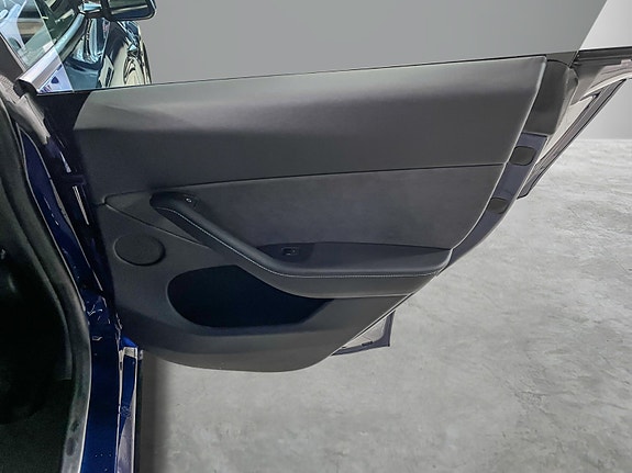 Tesla Model Y 21 of 27