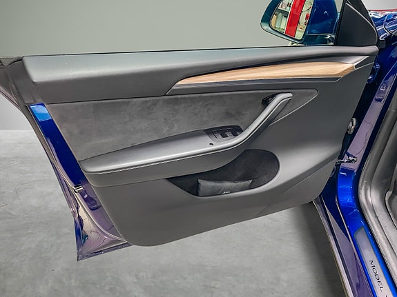 Tesla Model Y 7 of 27