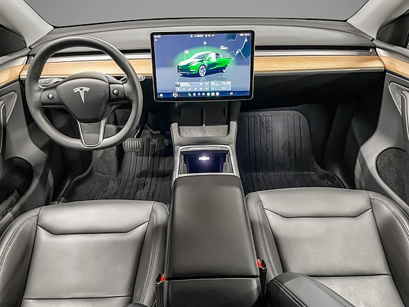 Tesla Model Y 10 of 27