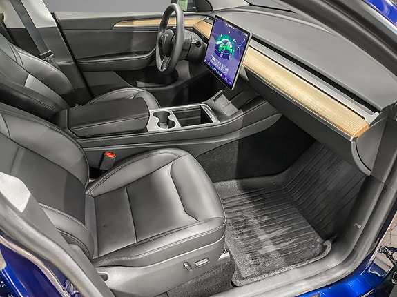 Tesla Model Y 17 of 27