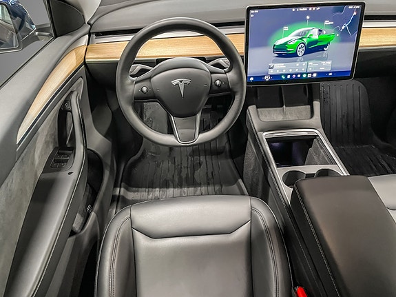 Tesla Model Y 11 of 27