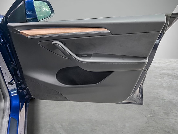 Tesla Model Y 16 of 27