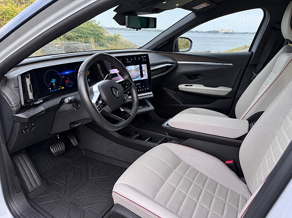 Renault Megane E-Tech 5 of 21