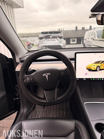 Tesla Model Y 7 of 19