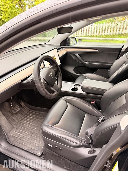 Tesla Model Y 11 of 19