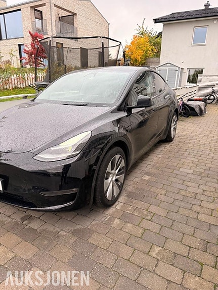 Tesla Model Y 4 of 19