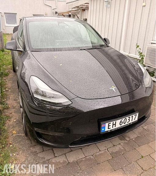 Tesla Model Y 3 of 19