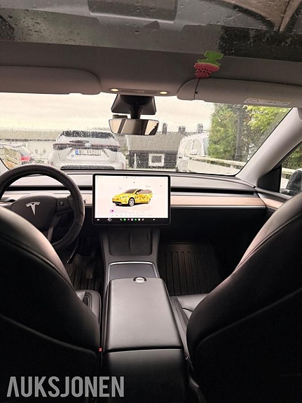 Tesla Model Y 8 of 19