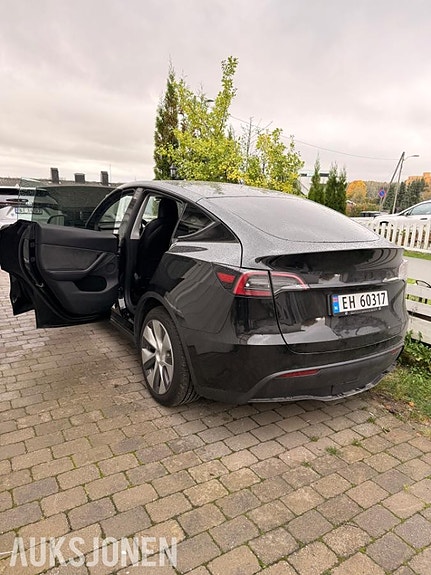 Tesla Model Y 6 of 19