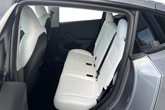 Tesla Model Y 7 of 26
