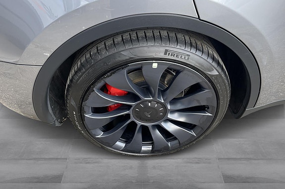 Tesla Model Y 24 of 26