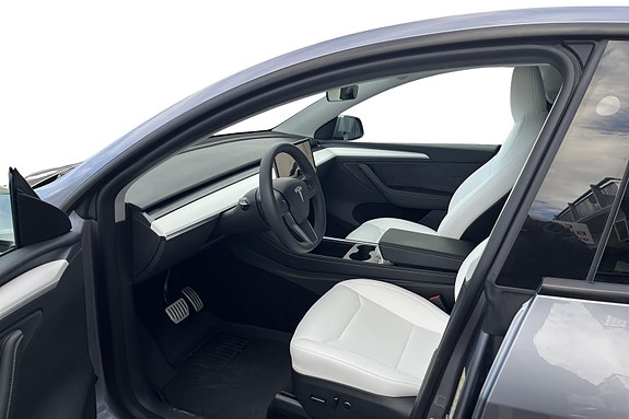 Tesla Model Y 8 of 26