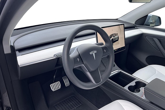 Tesla Model Y 9 of 26