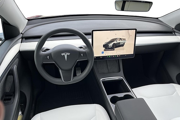 Tesla Model Y 6 of 26