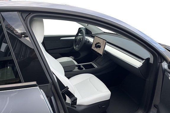 Tesla Model Y 23 of 26