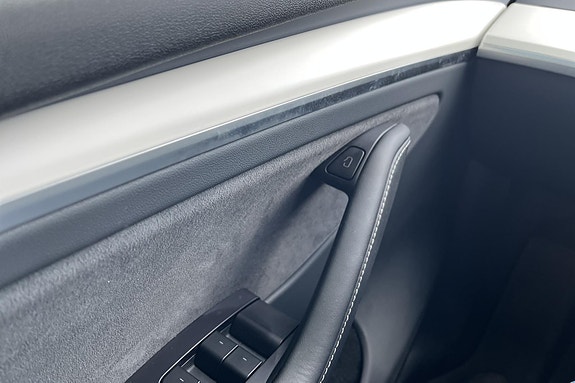 Tesla Model Y 17 of 26