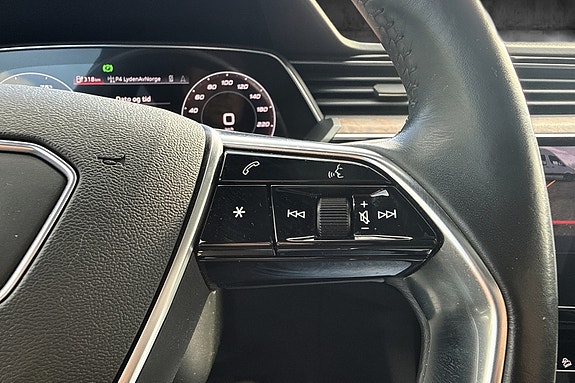Audi e-tron 14 of 30
