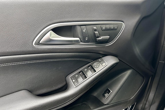 Mercedes-Benz CLA200 14 of 17