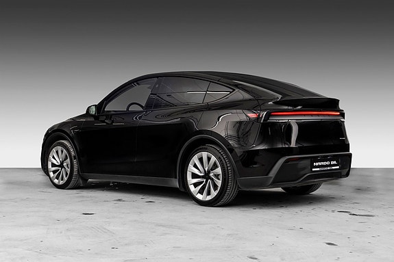 Tesla Model Y 7 of 22