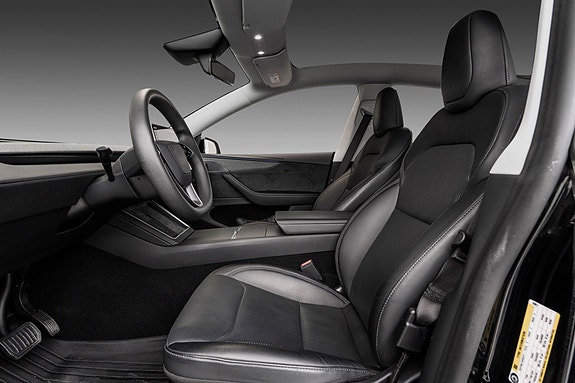Tesla Model Y 16 of 22