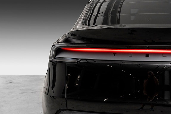 Tesla Model Y 6 of 22
