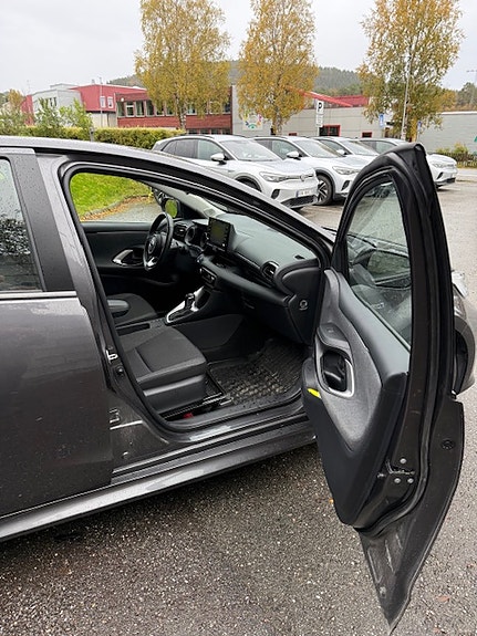 Toyota Yaris 10 of 17
