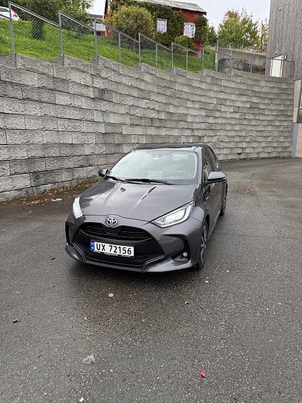 Toyota Yaris 2 of 17