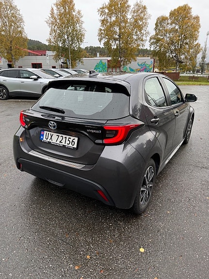 Toyota Yaris 4 of 17
