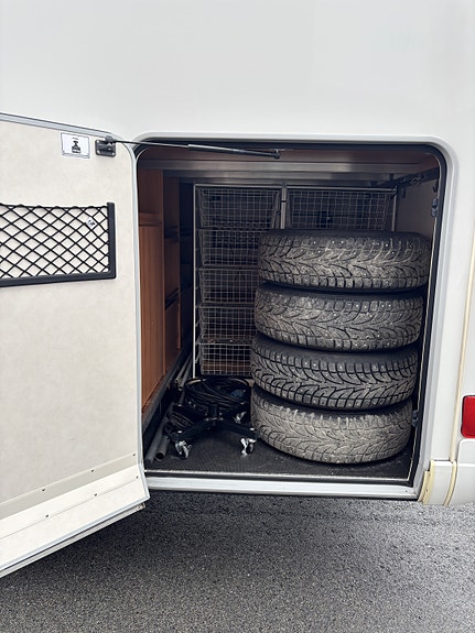 Hymer EX614 11 of 30