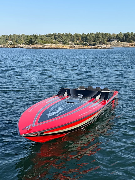 Vantage 24 bygd om til 27 med innenbords, av Predator Po werboats 3 of 23