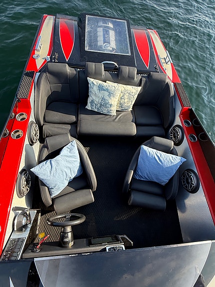Vantage 24 bygd om til 27 med innenbords, av Predator Po werboats 16 of 23