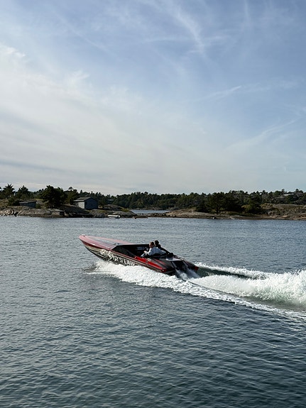 Vantage 24 bygd om til 27 med innenbords, av Predator Po werboats 23 of 23