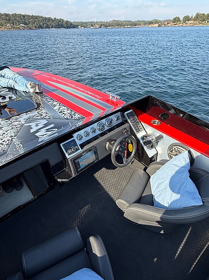 Vantage 24 bygd om til 27 med innenbords, av Predator Po werboats 15 of 23