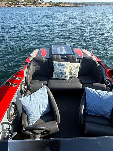 Vantage 24 bygd om til 27 med innenbords, av Predator Po werboats 18 of 23