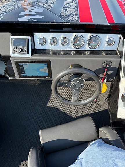 Vantage 24 bygd om til 27 med innenbords, av Predator Po werboats 10 of 23
