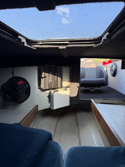 Vantage 24 bygd om til 27 med innenbords, av Predator Po werboats 20 of 23