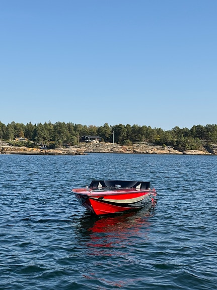 Vantage 24 bygd om til 27 med innenbords, av Predator Po werboats 5 of 23