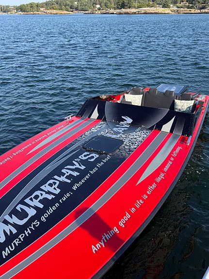 Vantage 24 bygd om til 27 med innenbords, av Predator Po werboats 2 of 23